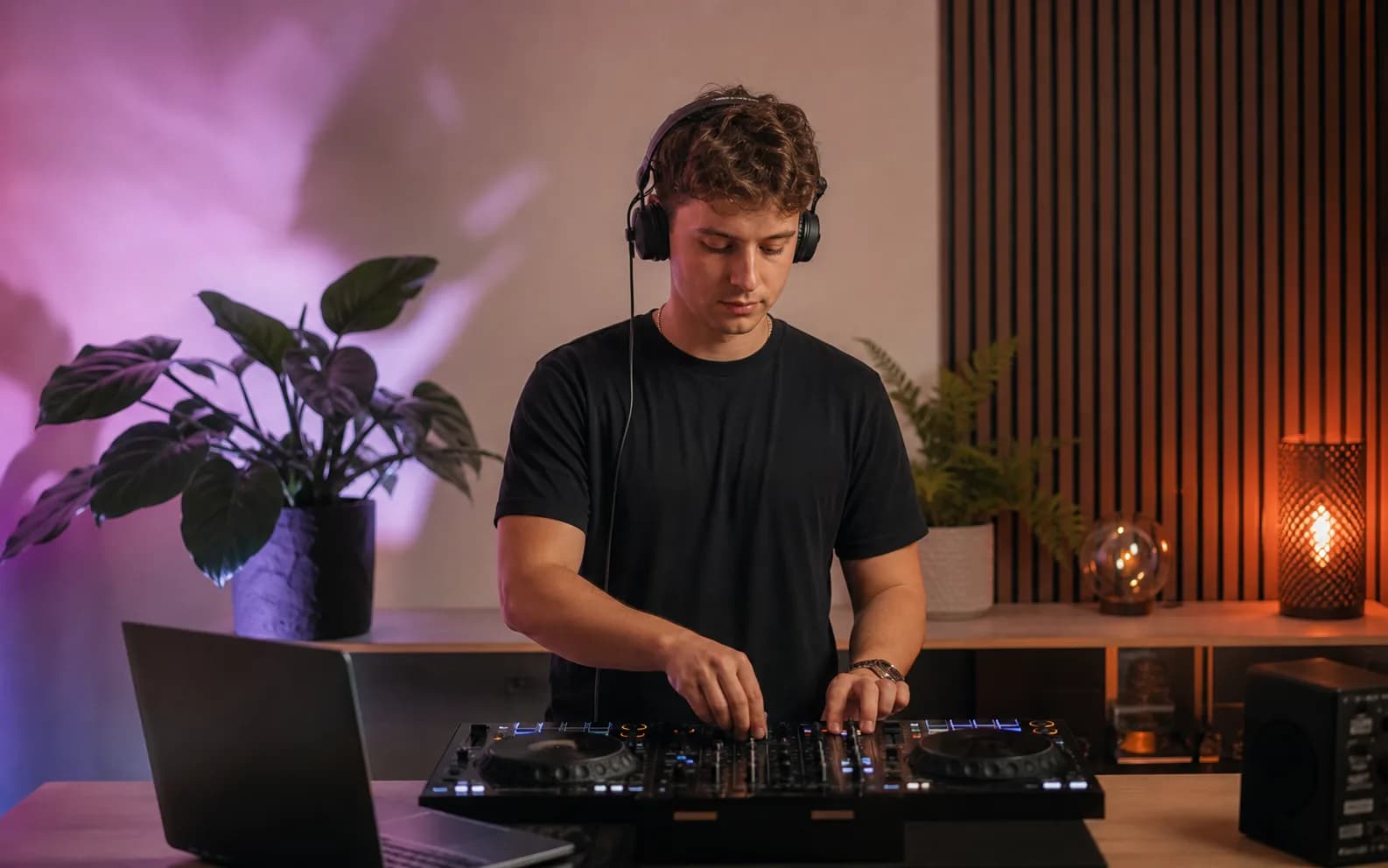 DJ tijdens een warme live set